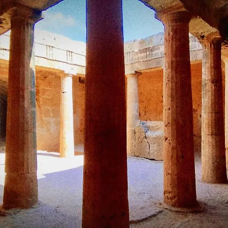 Будинок відпочинку House In Tomb Of The Kings *